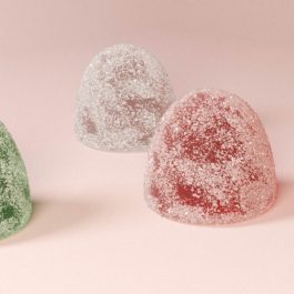 3d-Rendering von essbaren Gummidrops, weinrot mit Zucker umhüllt.