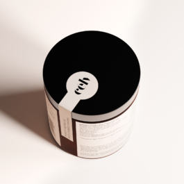 3d-Packshot auf einen Tiegel mit Etikett von oben und dramatischer Lichtszene.