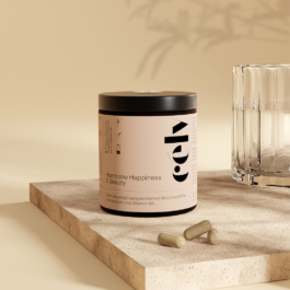 Verpackungsdesign und cgi-environment für einen Packshot mit Glas und Pflanzen.