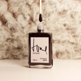 Nagellack-Flacon in einer edlen Szene