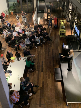 Vortrag auf der Bühne im Designzentrum Hamburg mit sitzendem Publikum 