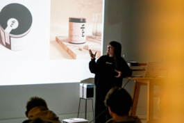 picture of Lilo talking about her 3d renderings at pixelist in Hamburg